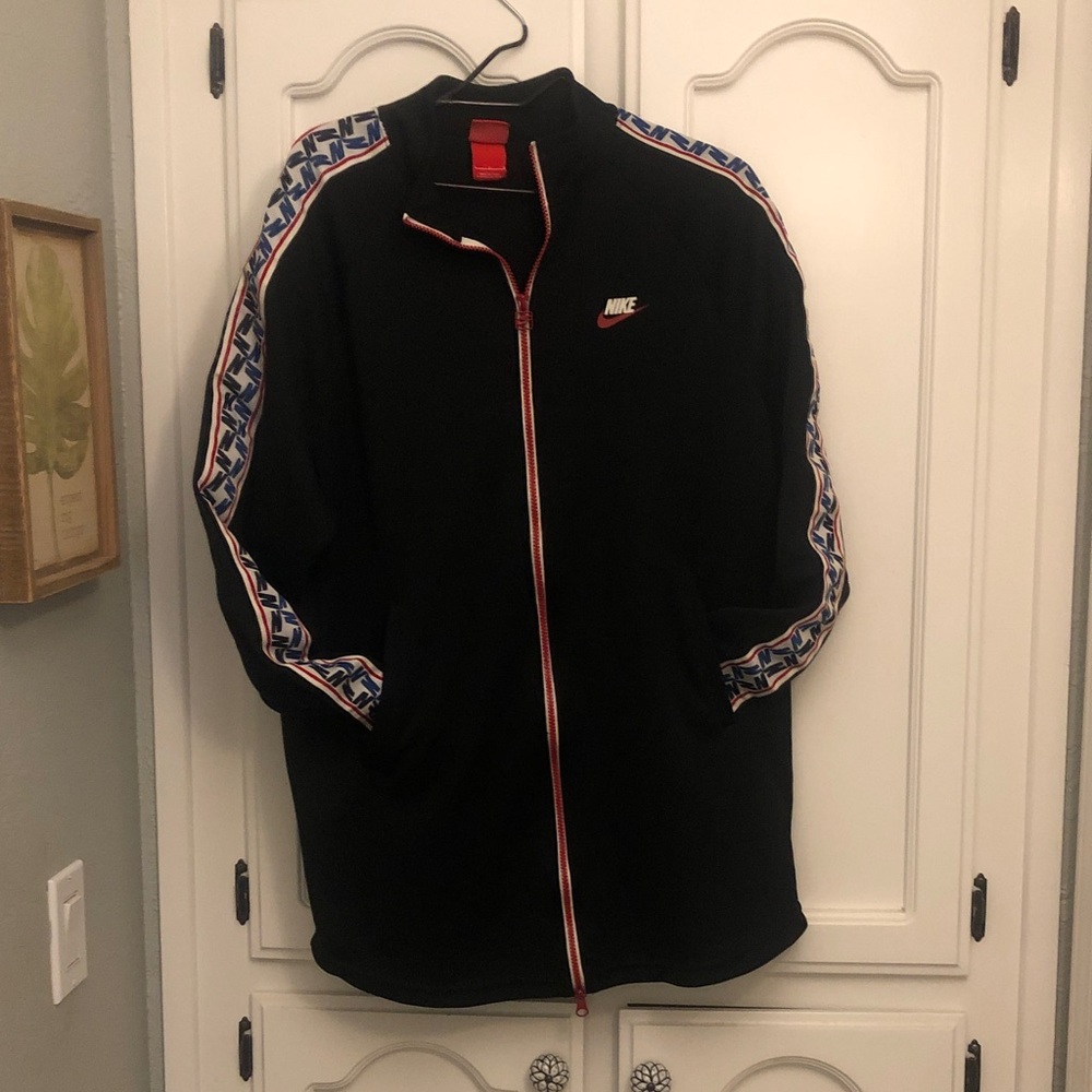 Nike Men's Black Windbreaker with Red and Blue Trim preloved track jacket